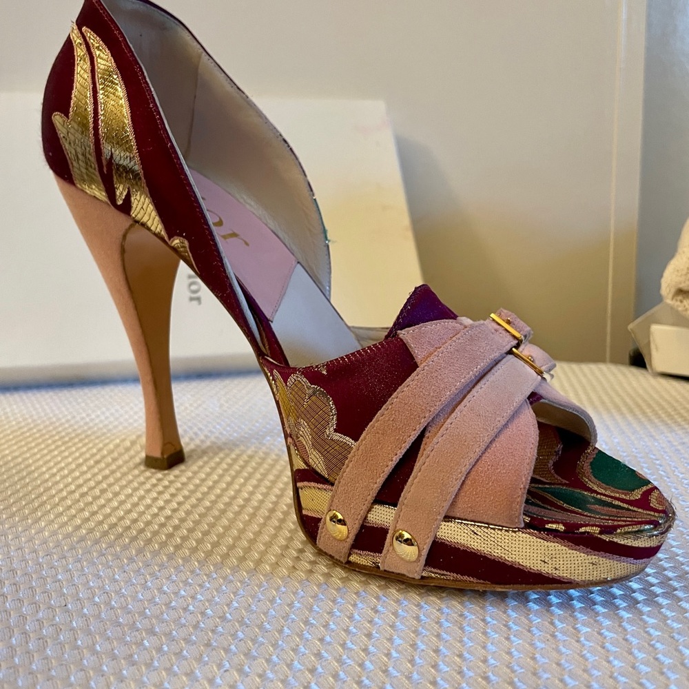 DESCRIPTION

Dior Suede 40.5 Heels
Beautiful Burgundy heels with Pale Pink Suede